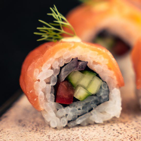 URAMAKI TUNA WRAPPED IN SMOKED SALMON (8 UNITS)