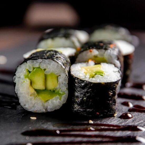 MAKI CON AGUACATE, ALGAS Y SALSA (8 UD)